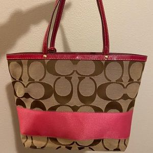 Coach Tote in Signature Canvas